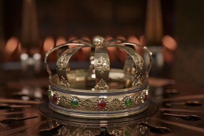 Still image of You celebrate King's Day with a crown! by Fictionizer