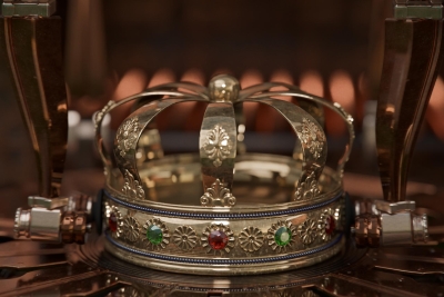 Still image of You celebrate King's Day with a crown! by Fictionizer